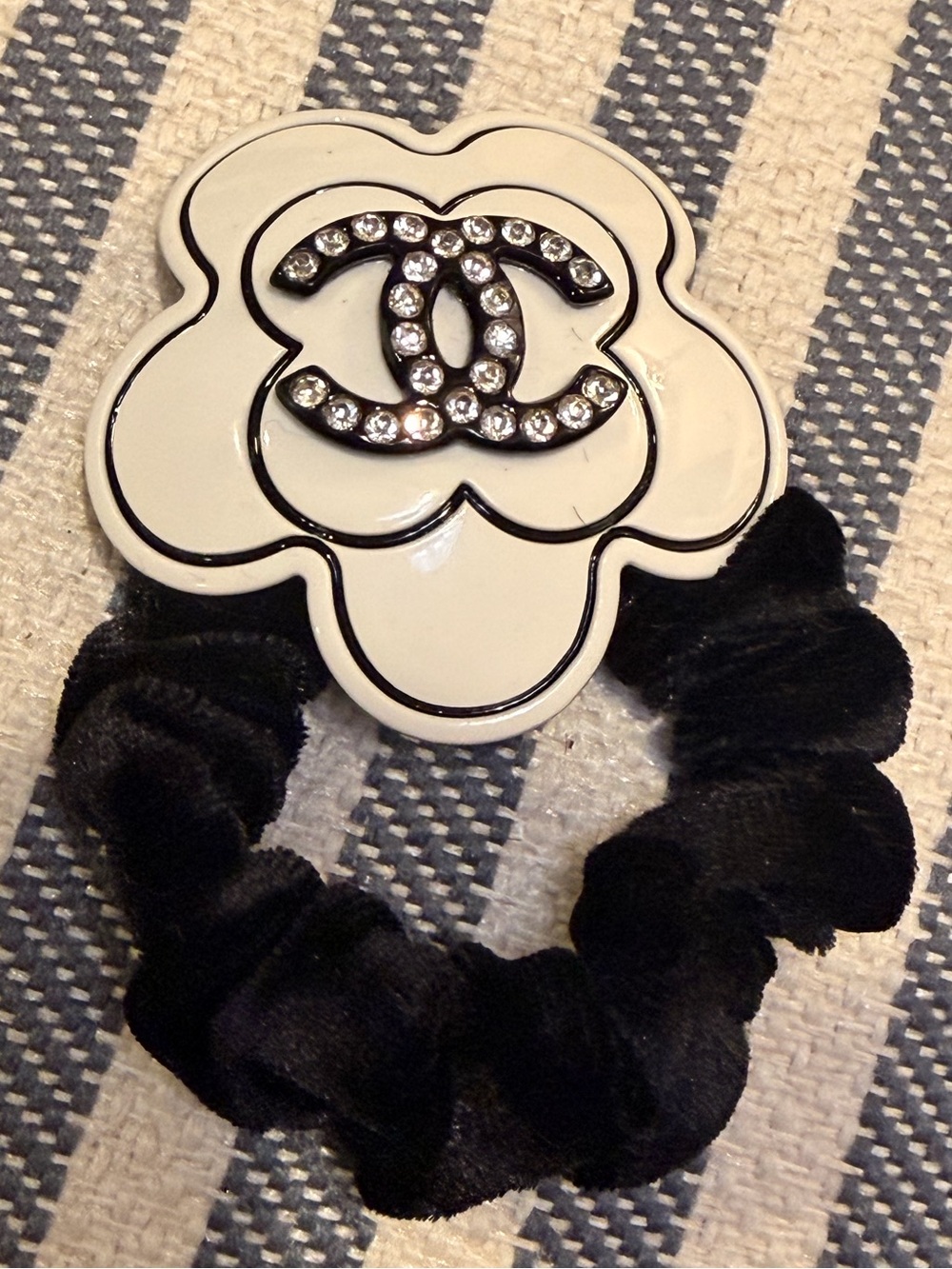 CHANEL VIP GWP Hair Velvet Scrunchie, Vintage 1999 (Reposhed from @blonduste)